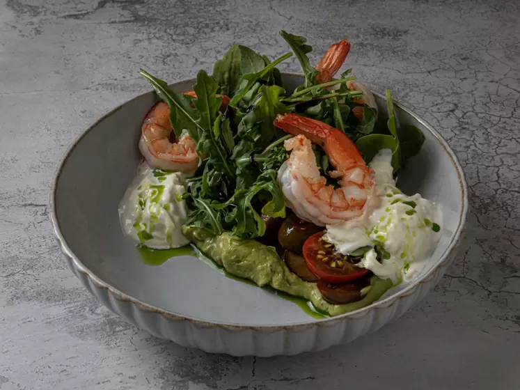 Салат с креветками, томатами, рукколой и страчателлой