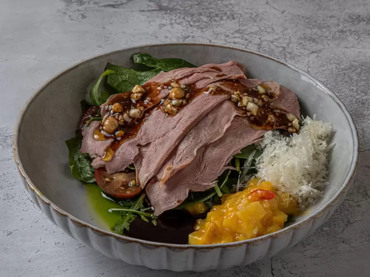 Салат с подкопчённой уткой