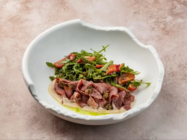 Салат с пастрами из говядины и печеным перцем