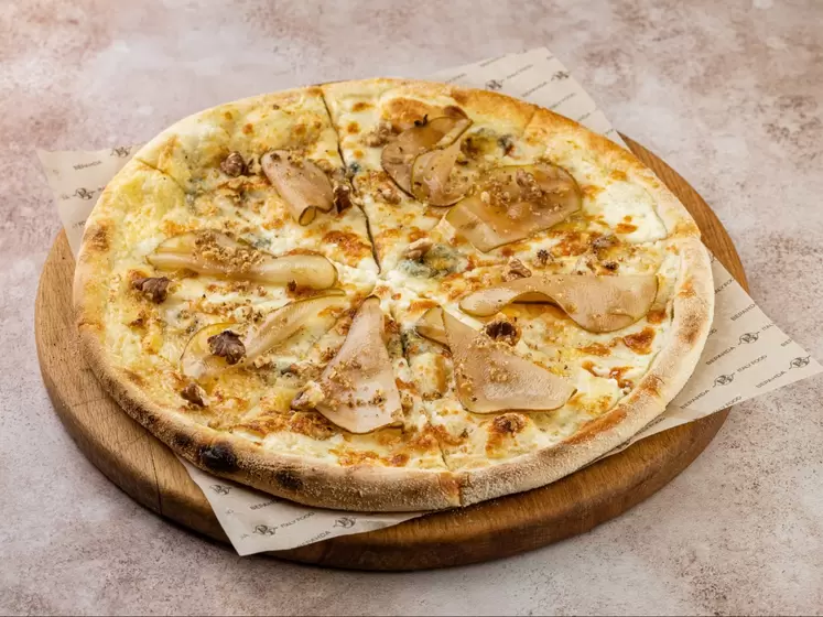 Пицца с грушей и сыром дорблю