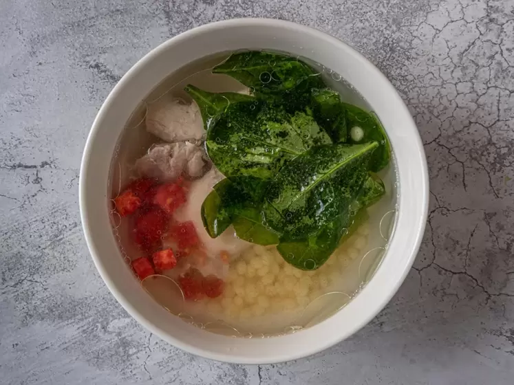 Куриный суп с птитимом, шпинатом и томатами