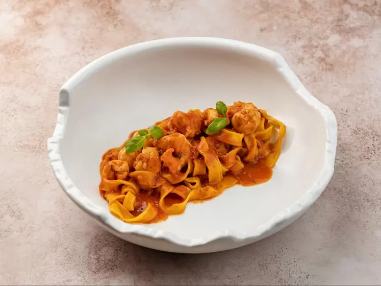 Фетучини с креветками в соусе рамеско