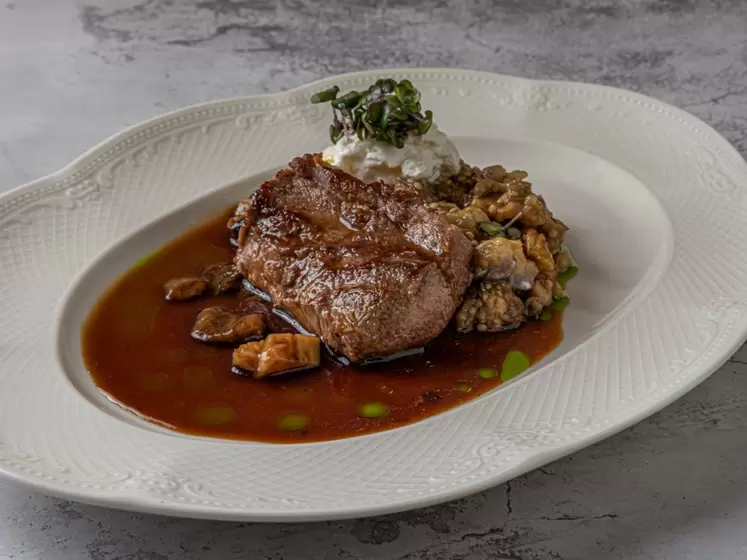 Баранина с печеным баклажаном и лесными грибами