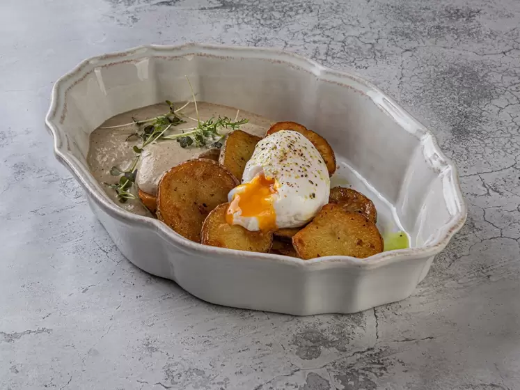 Жареный картофель с грибным соусом