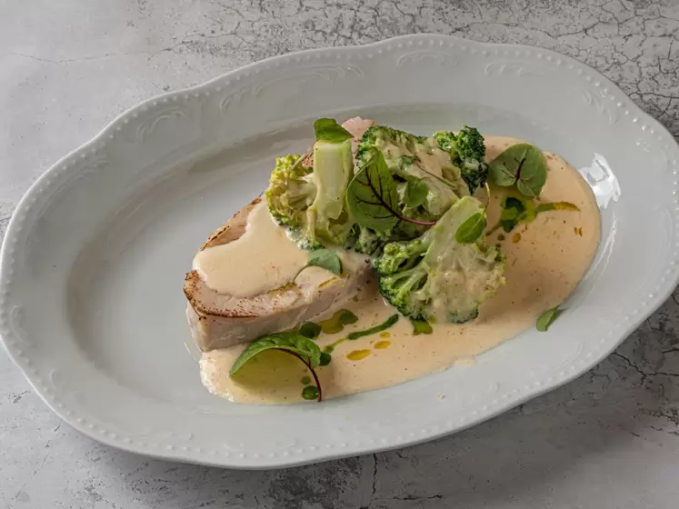 Индейка sous-vide с брокколи в сливочно-сырном соусе