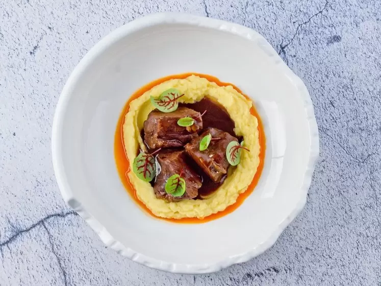 Телячьи щечки с картофельным пюре