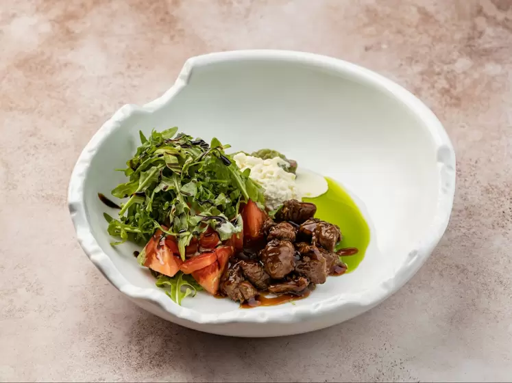 Салат с телятиной и страчателлой