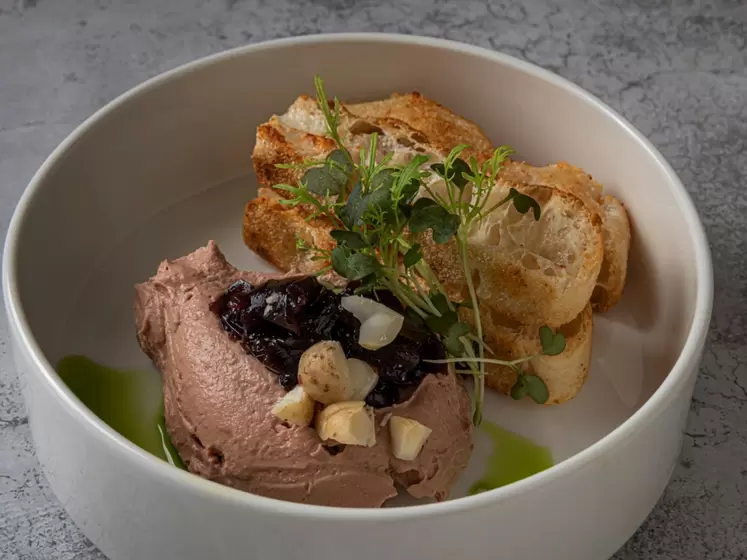 Паштет из куриной печени с желе из винoграда