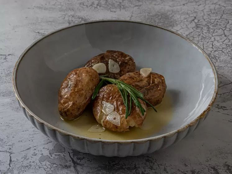 Картофель, запеченный с розмарином и чесноком