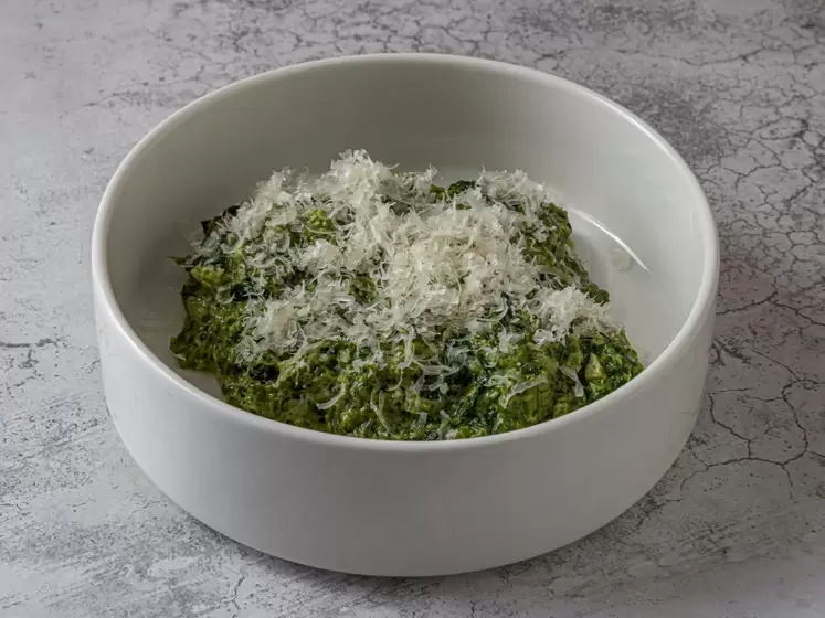 Шпинат, запеченный с тремя видами сыра