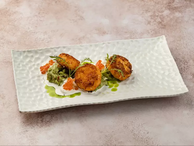 Эбикейки из креветки с гуакамоле и красной икрой