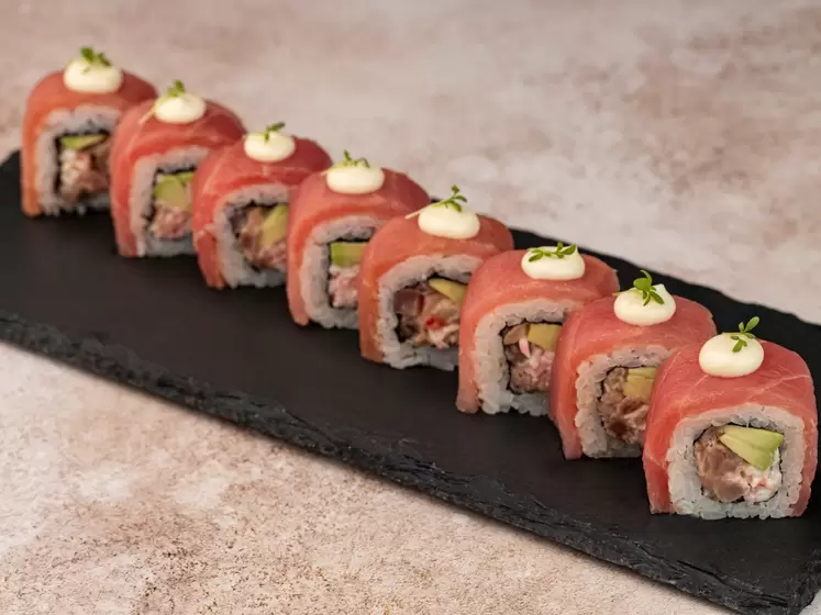 Ролл из двух видов тунца
