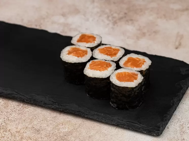 Ролл с лососем