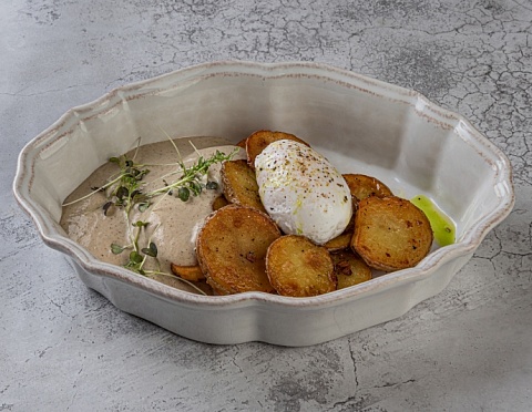 Жареный картофель с грибным соусом