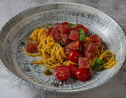 Спагетти с тунцом, томатами и каперсами